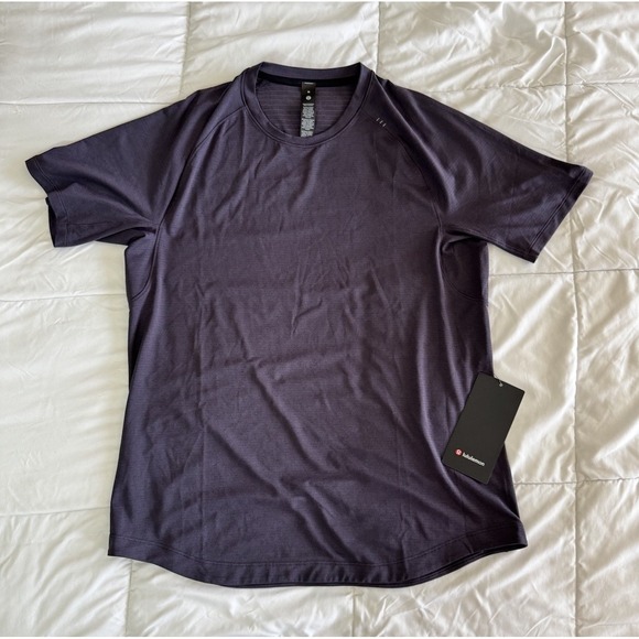 New Lululemon License to Train Short Sleeve Shirt Size Medium Atmospheric Purple
